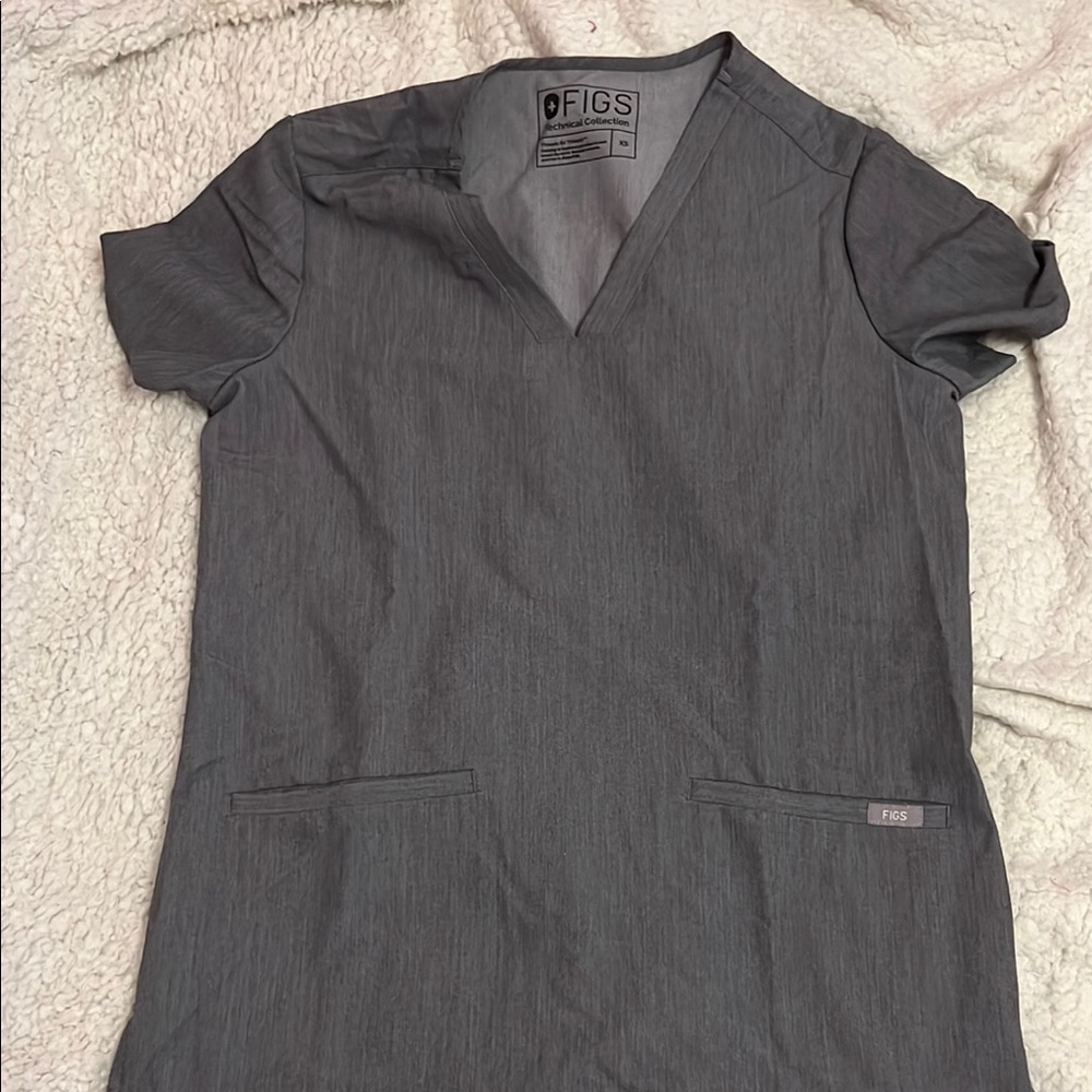 Figs Charcoal V-Neck Scrub Top and Fig  matching straight leg pants